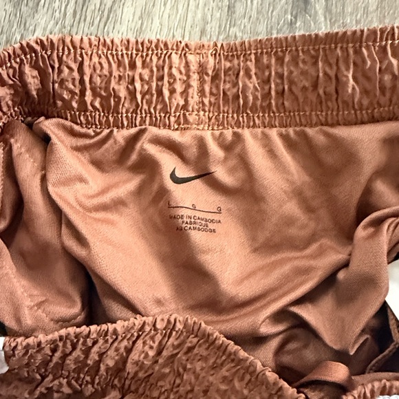 Nike X Revolve Women’s Athletic Shorts Tempo Short Mineral
Clay Rose Large - Picture 9 of 9